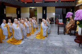 Chư Ni đảnh lễ Đức Pháp chủ GHPGVN tại chùa Huê Nghiêm