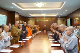 Ban Giám khảo và Ban Giám thị họp chuẩn bị kỳ thi tuyển Phật trường cho giới tử Đại giới đàn Thanh Kiểm - Ảnh: H.Diệu/BGN