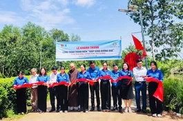 Cắt băng khánh thành công trình đường bê-tông "Thắp sáng đường quê" 