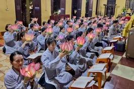 Phật tử chùa Quán Sứ dâng hoa đăng cúng dường Tam bảo, tri ân công đức cha mẹ