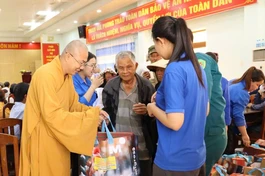 Chùa Tường Nguyên (TP.HCM) trao 400 phần quà đến bà con khó khăn