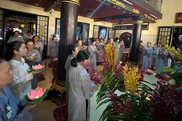 Phật tử đạo tràng thắp nến tri ân công ơn hai đấng sinh thành