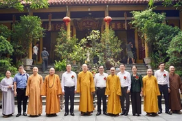 Phái đoàn chụp ảnh lưu niệm trước Trụ sở Trung ương GHPGVN - chùa Quán Sứ