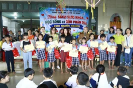 Ban Từ thiện thiền viện Vạn Hạnh trao quà cho học sinh