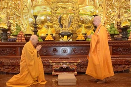 Đại lão Hòa thượng Pháp chủ GHPGVN và Trưởng lão Hòa thượng Thích Minh Thông cử hành tác pháp đối thú Tự tứ theo nghi thức Thượng tọa