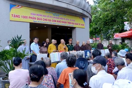 Hòa thượng Thích Lệ Trang chia sẻ về ý nghĩa Lễ Vu lan - Báo hiếu đến bà con đến nhận quà tại Việt Nam Quốc Tự - Ảnh: Bảo Toàn/BGN