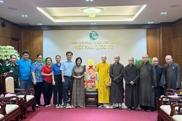 Đoàn Ủy ban MTTQVN phường Hòa Hưng cùng chư tôn đức Ban Trị sự, tại Việt Nam Quốc Tự