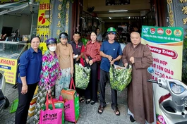 Chùa Bảo Tâm, phường Hòa Bình trao 150 phần quà Vu lan đến bà con địa phương
