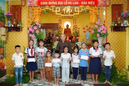 Đại đức Thích Thiện Nghĩa trao 15 học bổng cho các em Phật tử địa phương