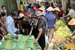 Bà con ấp Bình Tả 1 đi chợ mua hàng miễn phí cho gia đình