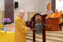 Hòa thượng Trưởng ban Kiến đàn khởi hồi chuông lệnh cho giới tử chính thức thi vấn đáp - Ảnh: Bảo Toàn/BGN