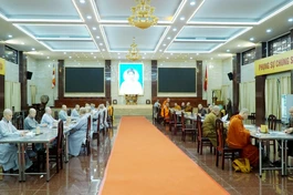 Ban Giám khảo thuộc Đại giới đàn Thanh Kiểm chấm bài thi viết của giới tử
