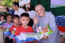 Ni sư Thích nữ Hương Nhũ trao quà cho học sinh vùng cao tỉnh Điện Biên