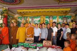 Đoàn thăm, tặng quà tại chùa Ông Từ Si Bun Hương