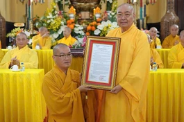Hòa thượng Thích Minh Nhật trao quyết định bổ nhiệm trụ trì chùa Linh Sơn đến Đại đức Thích Nguyên Thể