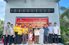 Ni sư Thích nữ Diệu Minh bàn giao nhà đến hộ nghèo