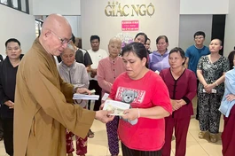 Hòa thượng Thích Tâm Viên trao ủng hộ của bạn đọc đến bệnh nhân nghèo, tại tòa soạn Báo Giác Ngộ
