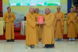 Đại đức Thích Thiện Thức, Phó Trưởng ban Thường trực Ban Trị sự tỉnh trao quyết định bổ nhiệm đến các tự viện