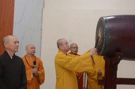 Thượng tọa Thích Giác Nghi cử ba hồi trống khai trường, Tăng Ni sinh bước vào năm học mới