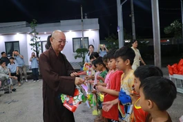 Thượng tọa Thích Quảng Tâm trao quà trung thu cho học sinh tại chương trình