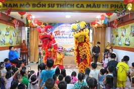Chùa Phước Anh, phường Bình Đông tổ chức Tết Trung thu cho trẻ em trên địa bàn