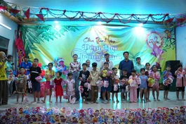 Ban Tổ chức trao quà trung thu cho các em thiếu nhi