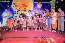 Thượng tọa Thích Trung Nguyện và lãnh đạo địa phương trao học bổng cho học sinh tại chương trình