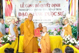 Thượng tọa Thích Minh Chánh trao quyết định đến Sư cô Thích nữ Diệu Huệ