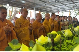 Chư tôn đức niêm hương cầu nguyện công trình tâm linh được hoàn thành viên mãn