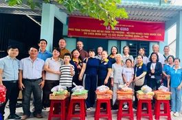 Bàn giao nhà và trao các phần quà hỗ trợ bà con khó khăn