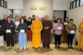 Ban Từ thiện xã hội Báo Giác Ngộ trao ủng hộ của bạn đọc đến bệnh nhân nghèo, tại tòa soạn