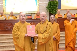Hòa thượng Thích Lệ Trang trao quyết định Trưởng ban Giáo dục Phật giáo TP.HCM đến Thượng tọa Thích Đạt Đức - Ảnh: Bảo Toàn/BGN