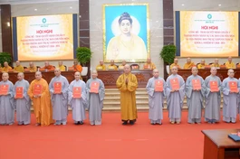 Hòa thượng Thích Lệ Trang, Phó Chủ tịch Hội đồng Trị sự, Trưởng ban Trị sự GHPGVN TP.HCM trao quyết định đến thành viên Phân ban Ni giới TP.HCM - Ảnh: Bảo Toàn/BGN