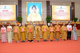 Chư tôn đức Phó Văn phòng và nhân văn Văn phòng Ban Trị sự nhận quyết định bổ nhiệm - Ảnh: Bảo Toàn/BGN