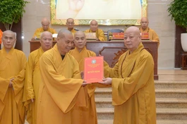Hòa thượng Thích Lệ Trang, Trưởng ban Trị sự Phật giáo TP.HCM trao quyết định Trưởng ban Văn hóa - Nghi lễ đến Thượng tọa Thích Trí Chơn - Ảnh: Bảo Toàn/BGN