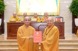 Thượng tọa Thích Thanh Phong, Phó Chủ tịch Hội đồng Trị sự, Phó Trưởng ban Thường trực Ban Trị sự GHPGVN TP.HCM trao quyết định bổ nhiệm đến Thượng tọa Thích Tâm Hải - Ảnh: Bảo Toàn/BGN