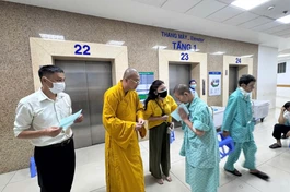 Chùa Tường Nguyên trao hỗ trợ viện phí cho bệnh nhân nghèo đang điều trị tại Bệnh viện Ung Bướu 