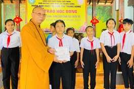Thượng tọa Thích Quảng Tuấn trao học bổng cho học sinh tại tu viện Quảng Đức, xã Đồng Kho