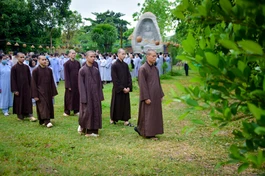 Khóa tu mở đầu bằng thời khóa thiền hành tại Tu viện Khánh An