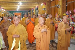 Chư tôn giáo phẩm Hội đồng Trị sự dâng nén tâm hương nguyện cầu an vui, hạnh phúc đến chư Tăng và bà con Khmer 