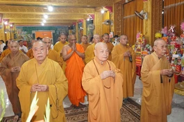 Chư tôn giáo phẩm Hội đồng Trị sự dâng nén tâm hương nguyện cầu an vui, hạnh phúc đến chư Tăng và bà con Khmer 