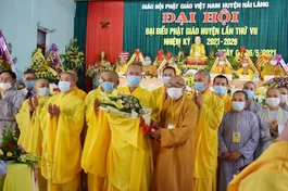 Hòa thượng Thích Thiện Tấn tặng hoa chúc mừng đến tân Ban Trị sự GHPGVN huyện Hải Lăng nhiệm kỳ 2021-2026