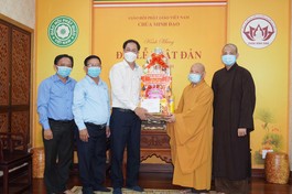 Lãnh đạo Ủy ban MTTQVN TP.HCM chúc mừng Phật đản đến Hòa Thượng Thích Thiện Nhơn