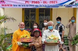 Nhân Phật đản, Đại đức Thích Huệ Đạo trao quà đến bà con khó khăn