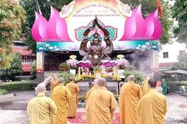 Chư tôn đức dâng hương tưởng niệm tại Công viên Tượng đài Bồ-tát Thích Quảng Đức