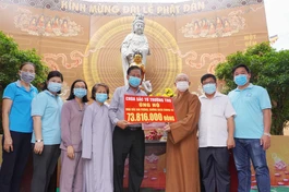 Hòa thượng Thích Tịnh Thành trao số tiền ủng hộ mua vắc-xin đến ông Lê Tấn Quốc, Chủ tịch Ủy ban MTTQVN phường 7 