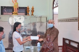 Đại đức Thích Hạnh Hiếu trao tiền ủng hộ mua vắc-xin Covid-19 đến Ủy ban MTTQVN xã Phú Hòa Đông 