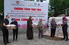 Ban Văn hóa Phật giáo TP.HCM trao quà tại quận 12