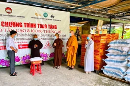 Chư tôn đức Ban Văn hóa GHPGVN TP.HCM trao quà tại chùa Pháp Thành, huyện Củ Chi - Ảnh: CGT