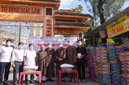 Ban Văn hóa GHPGVN TP.HCM trao các phần quà tại quận Tân Bình